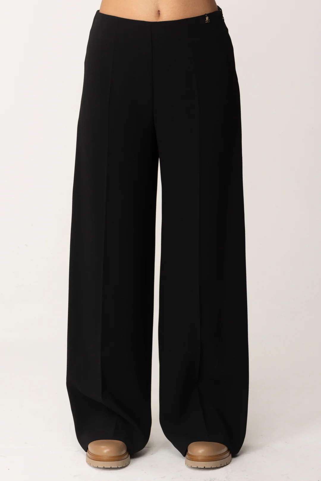 Pantaloni Wide-leg In Crepe con Charm Logo - Image 4