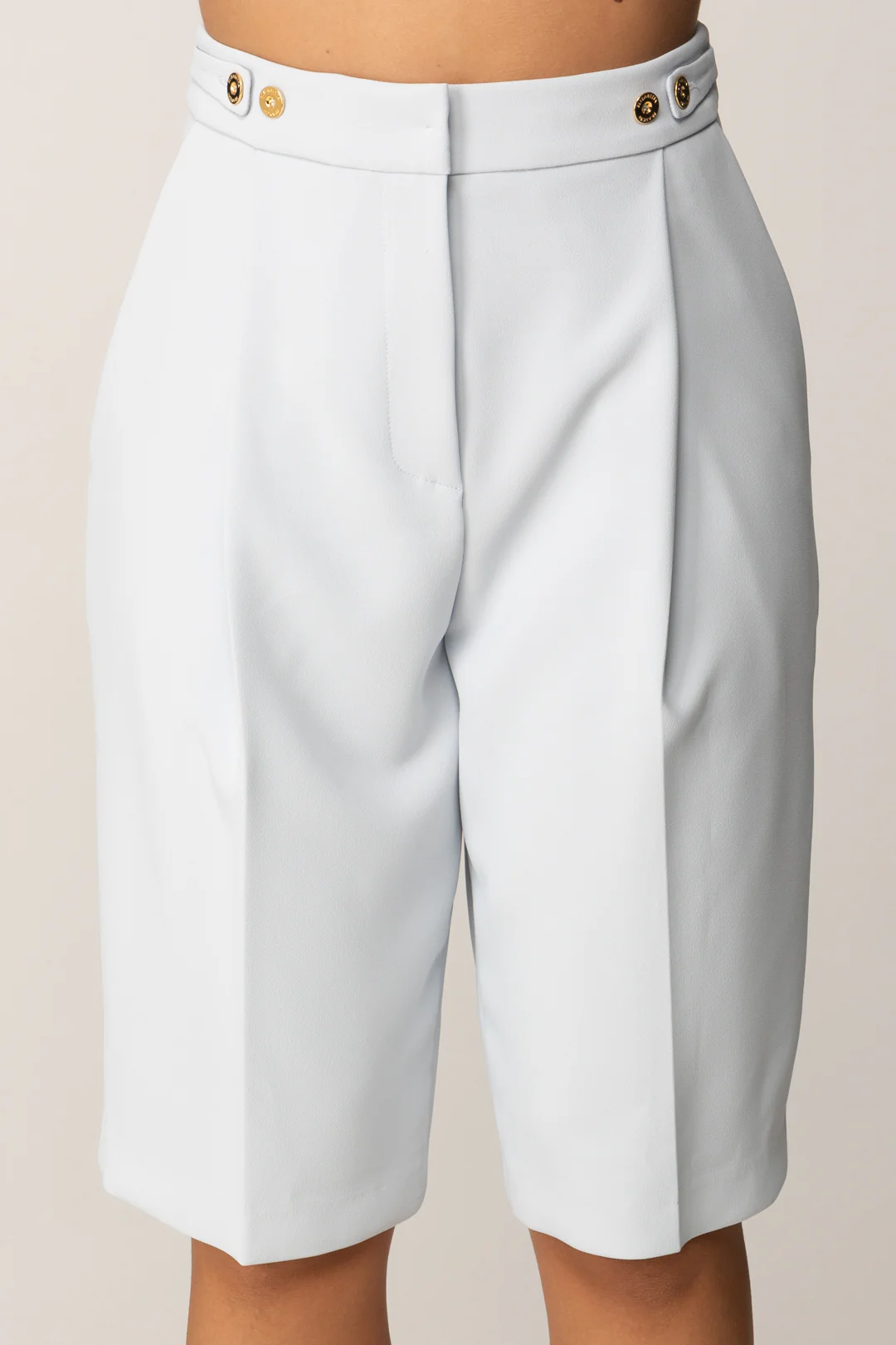 Bermuda In Crepe con Accessorio Sul Retro - Image 3