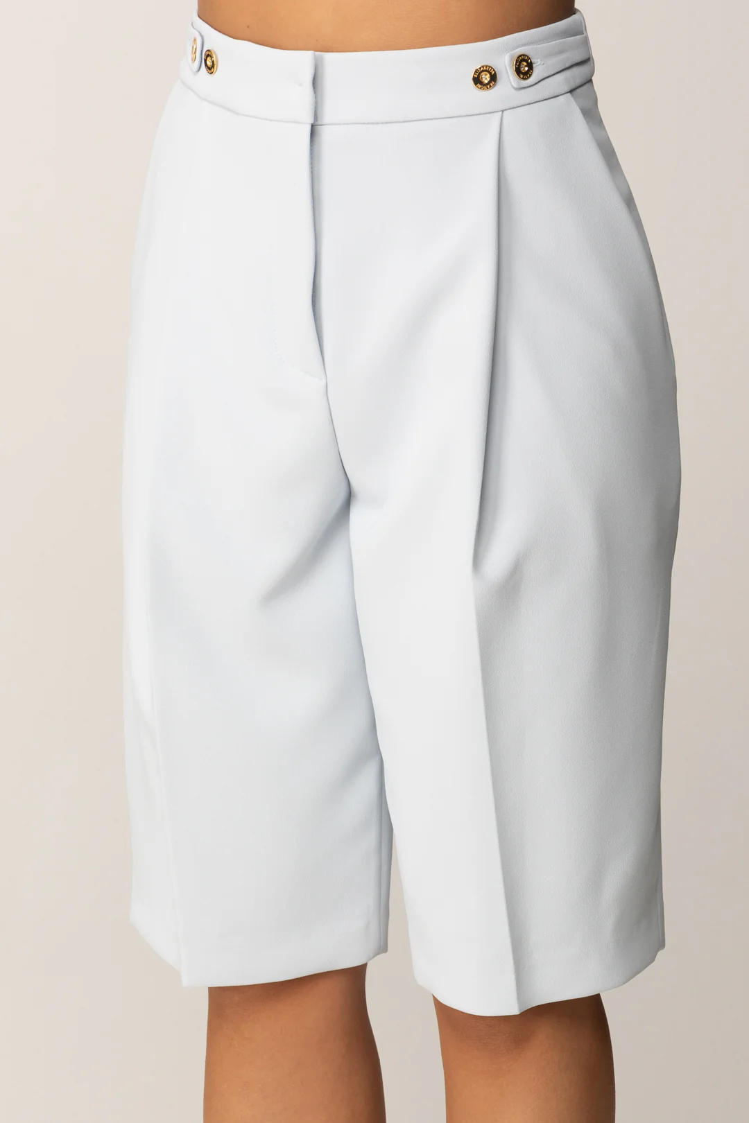 Bermuda In Crepe con Accessorio Sul Retro - Image 4