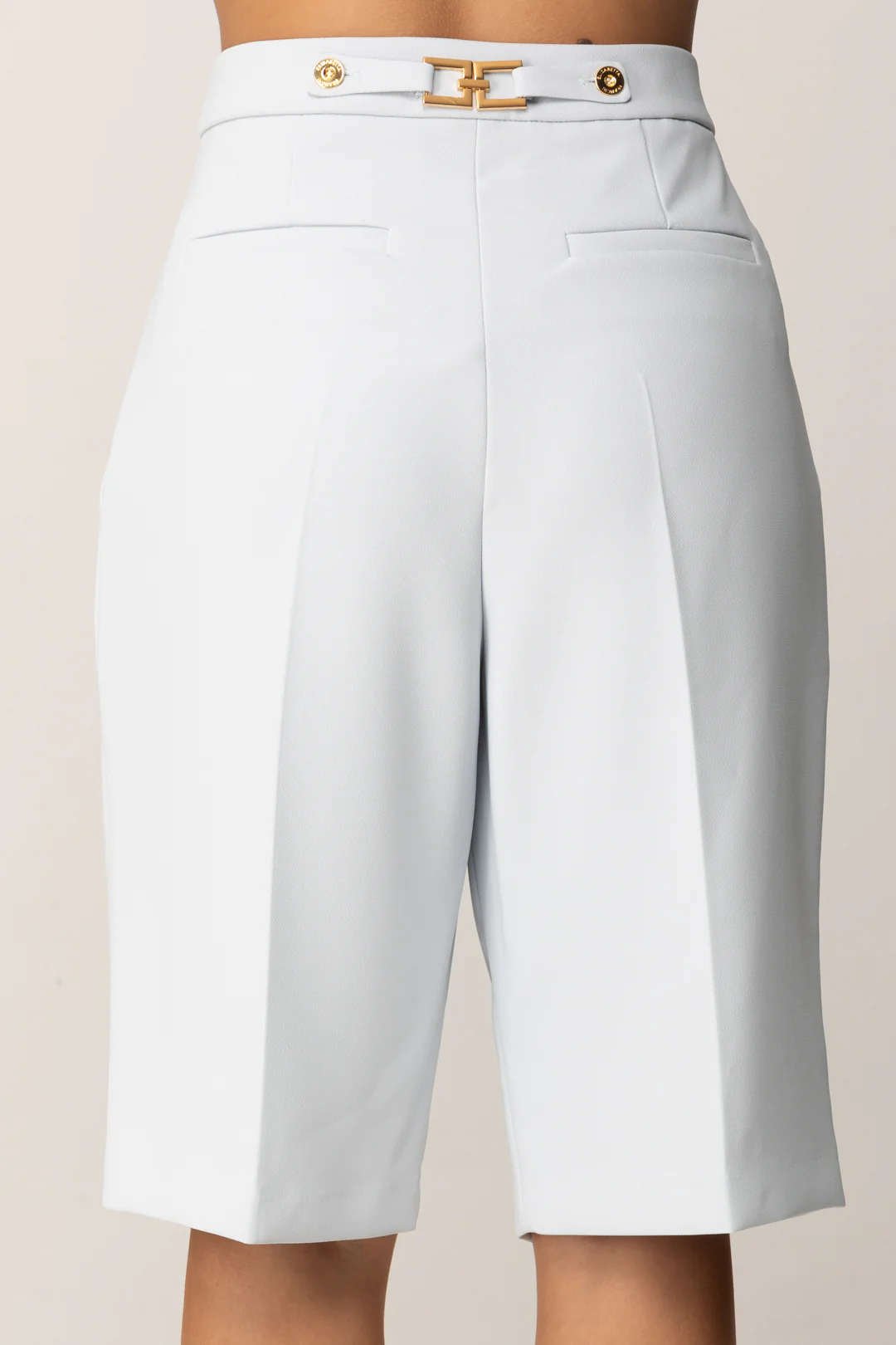 Bermuda In Crepe con Accessorio Sul Retro - Image 5