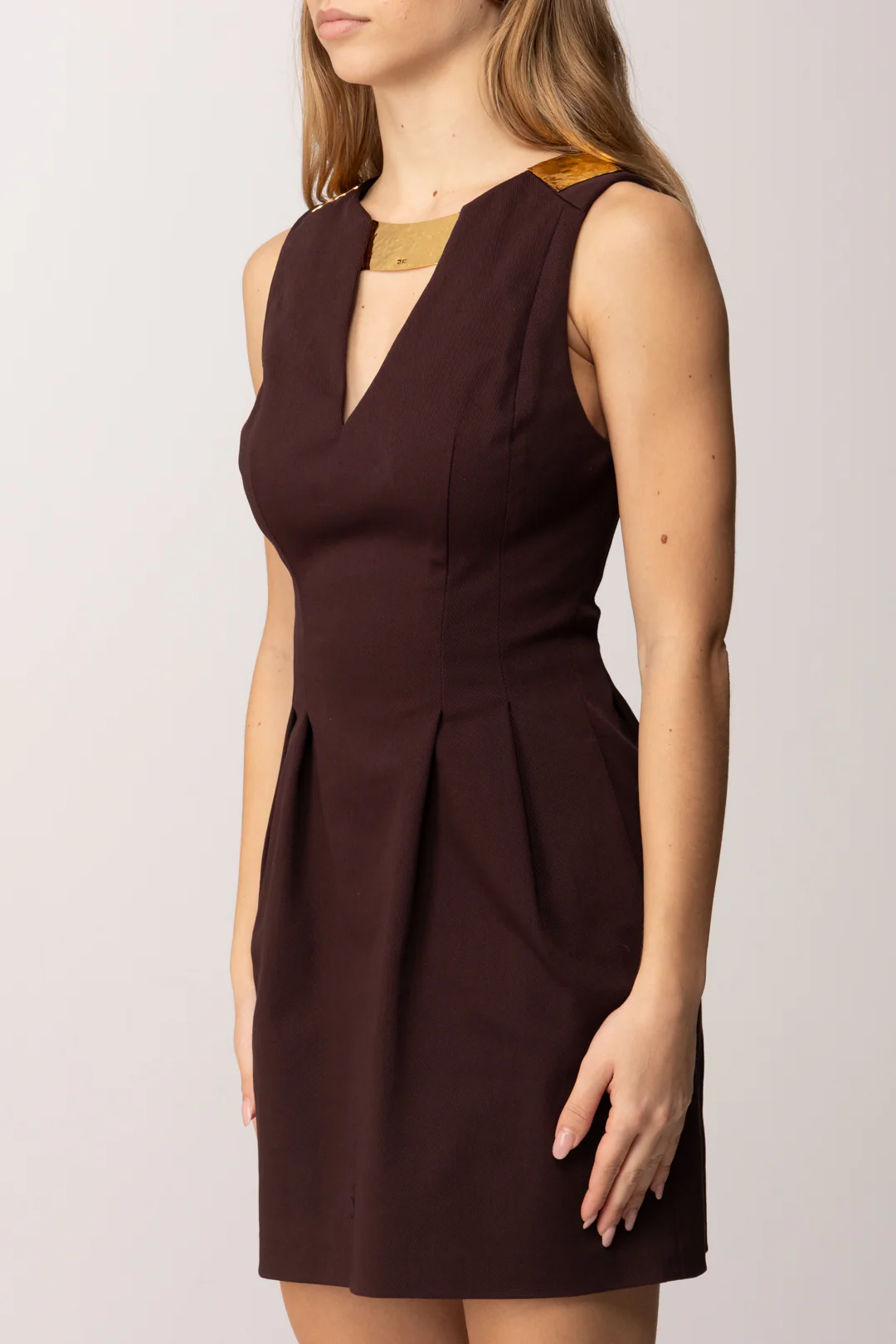 Mini Abito Scollo a V con Placca Oro - Image 4