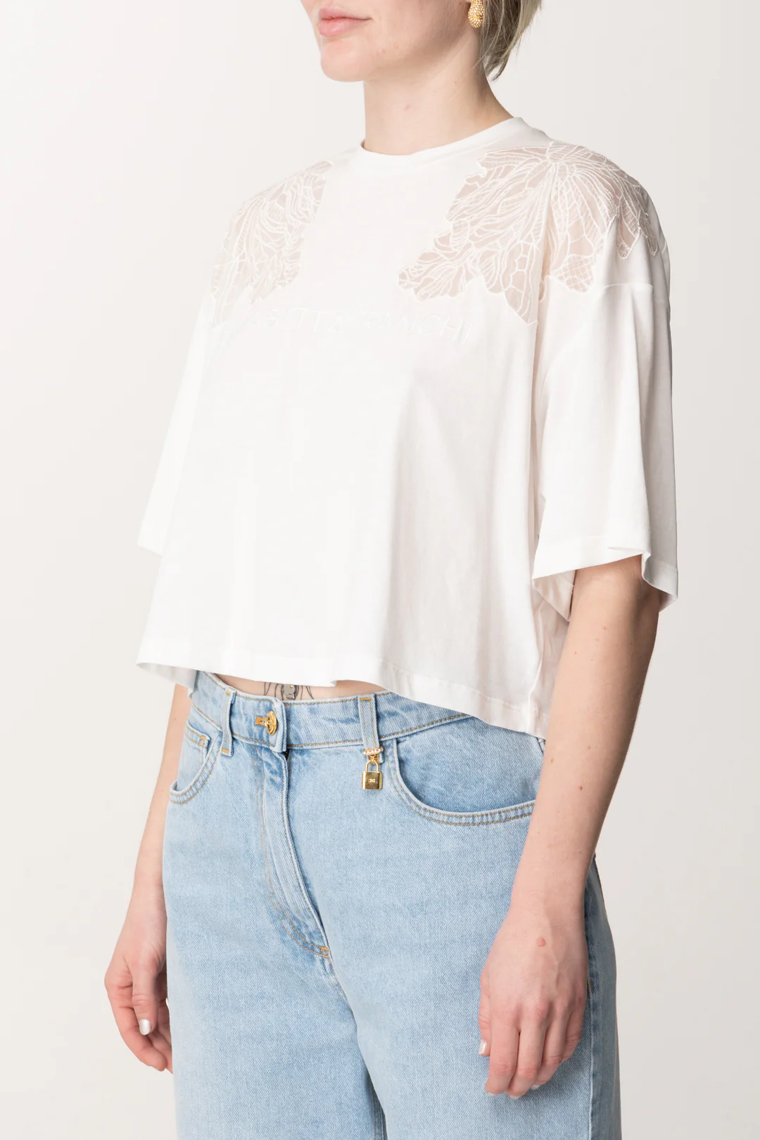 T-shirt Crop con Ricami Floreali - Image 4