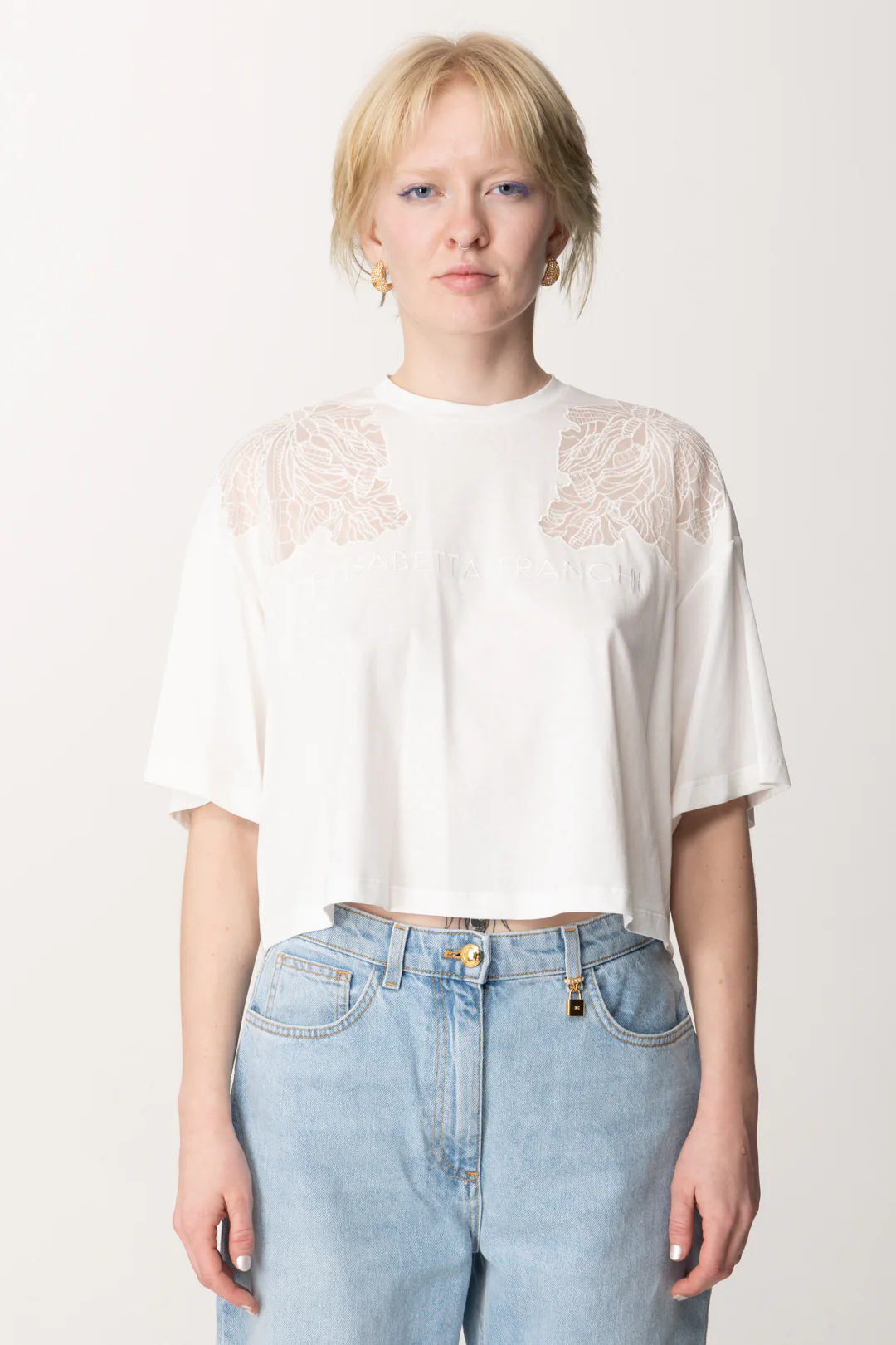 T-shirt Crop con Ricami Floreali - Image 5