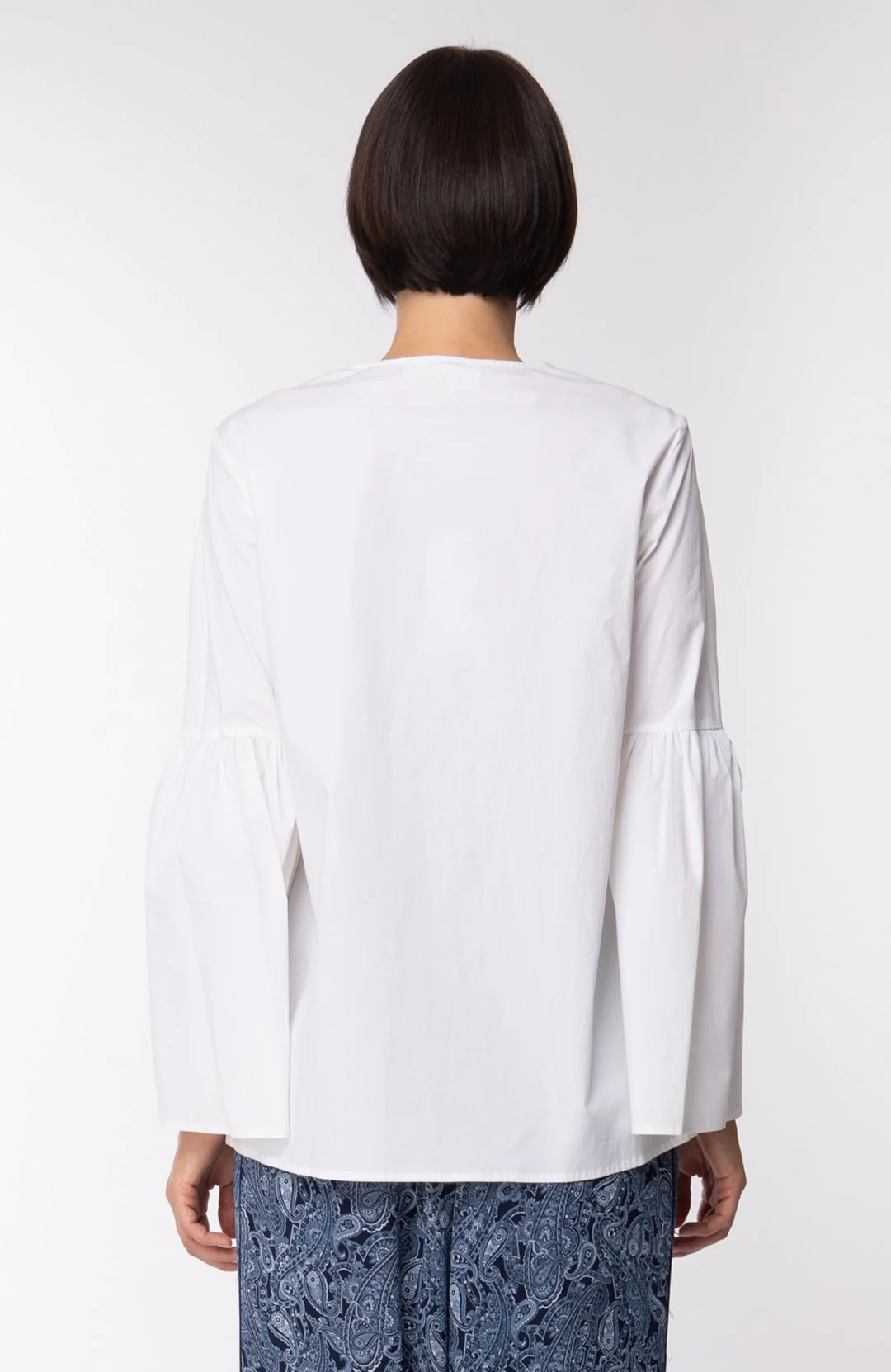 Blusa Morbida con Occhielli Dorati - Image 3